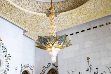 Dubai 'deki Jumeirah Camii' nin içindeki şık ışık.