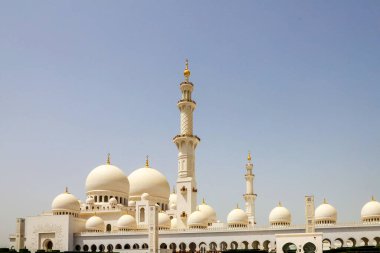 Dubai 'deki Jumeirah Camii' nin dışında..