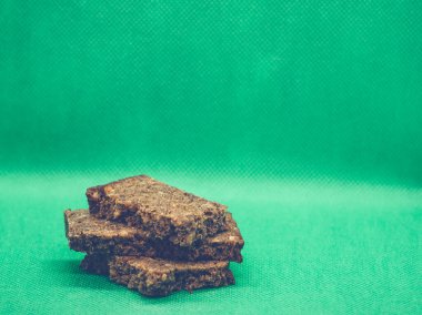 Yeşil arka planda üç dilim ekmek.