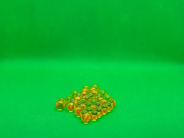 Transparente Tablettenkapseln Auf Grünem Tuch Bestreut — Stockfoto