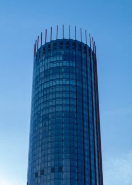 Çelik pencereli arka perdenin bir parçası