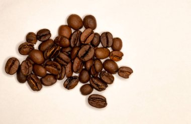 Beyaz arkaplanda kahve çekirdekleri