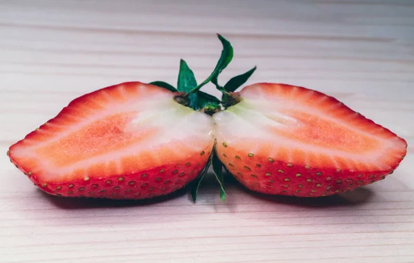 Erdbeeren Scheiben Geschnitten Auf Einer Holzoberfläche — Stockfoto