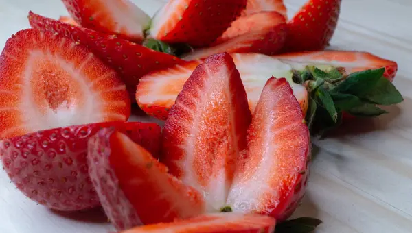 Erdbeeren Scheiben Geschnitten Auf Einer Holzoberfläche — Stockfoto