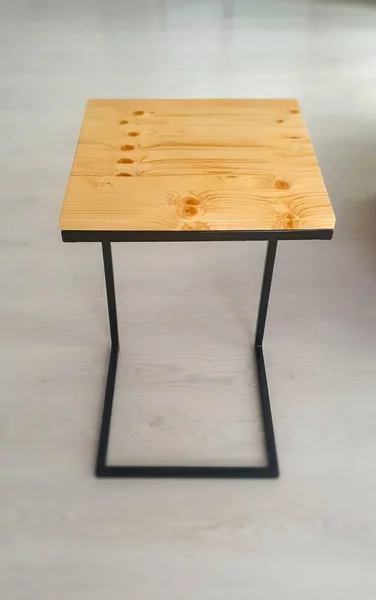 Stół Metalu Drewna — Zdjęcie stockowe