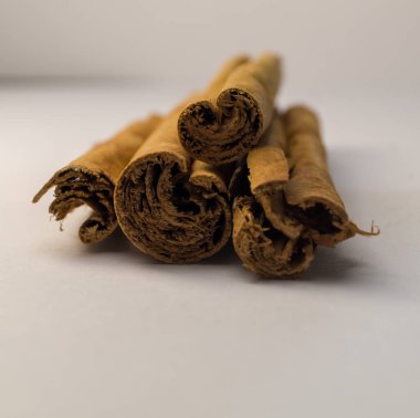 Beyaz arkaplanda gerçek tarçın