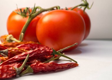 Domates arka planında kurutulmuş kırmızı biber.