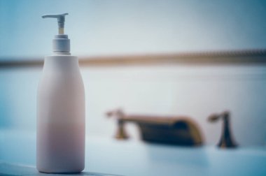 Bir şişe plastik şampuan, banyoda sabun..