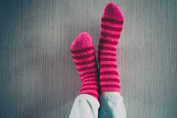 Beine Eines Mädchens Gestreiften Rot Schwarzen Socken — Stockfoto