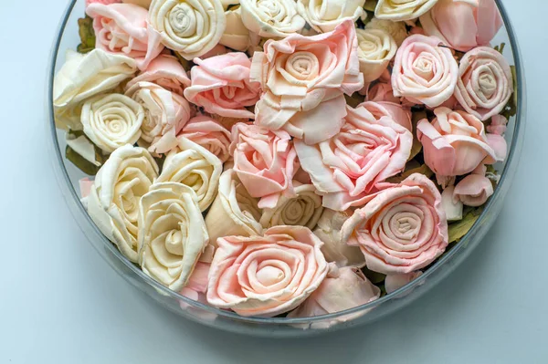 Künstliche Rosen Hellrosa Einer Schale Auf Farbigem Hintergrund — Stockfoto