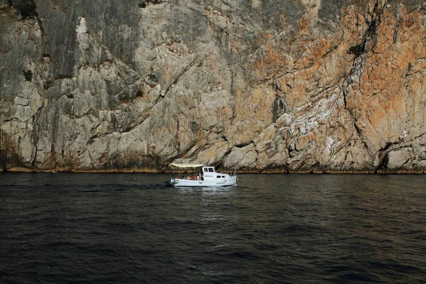 Barco Navegando Por Mar Fondo Roca Noche Crimea Balaklava Cabo — Foto de Stock