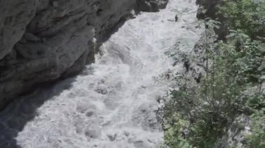 Aygea kamennomostskiy Hadzhokh geçidinde hızlı akan dağ nehri Mayıs Tam HD 1080p 50 fps 30 kbps bit oranı