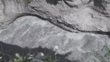 Mayıs ayında Hadzhokh Adygea geçidinde hızla akan dağ nehri 30 kbps bit hızında tam HD 1080p 50 fps