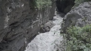 Mayıs ayında Hadzhokh Adygea geçidinde hızla akan dağ nehri 30 kbps bit hızında tam HD 1080p 50 fps