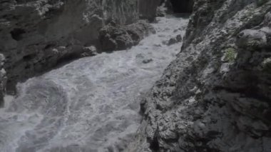 Mayıs ayında Hadzhokh Adygea geçidinde hızla akan dağ nehri 30 kbps bit hızında tam HD 1080p 50 fps