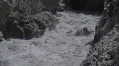 Mayıs ayında Hadzhokh Adygea geçidinde hızla akan dağ nehri 30 kbps bit hızında tam HD 1080p 50 fps