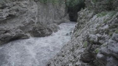Aygea kamennomostskiy Hadzhokh geçidinde hızla akan dağ nehri Mayıs Tam HD 1080p 50 fps 30 kbps