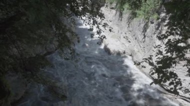 Aygea kamennomostskiy Hadzhokh geçidinde hızla akan dağ nehri Mayıs Tam HD 1080p 50 fps 30 kbps