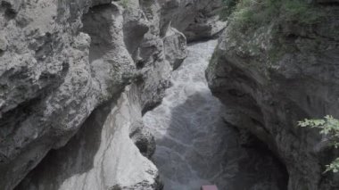 Aygea kamennomostskiy Hadzhokh geçidinde hızlı akan dağ nehri Mayıs Tam HD 1080p 50 fps 30 kbps bit oranı