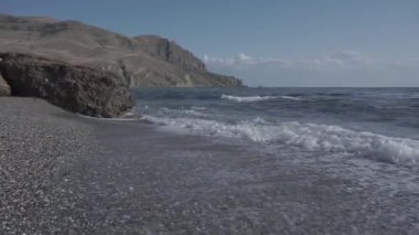 Meganom Cape Sudak bölgesi yakınlarındaki deniz dalgaları Kırım Doygunluk eksikliği Tam HD 1080p 50 fp 30 kbps