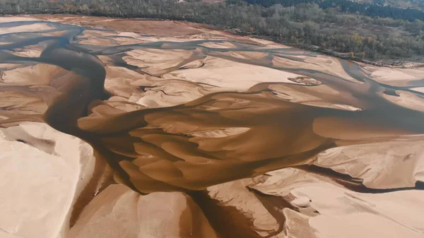 Dramatisk antenn utsikt över tomma Vistula flodbädd i Polen. Mycket torr sommar. Naturkatastrofer orsakade av torka — Stockfoto