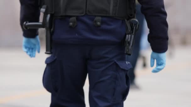 Varsavia, Polonia 04.15.2020 - Protesta degli imprenditori, retroscena del poliziotto che indossa i guanti per precauzione. Protesta nel bel mezzo del coprifuoco, isolamento del coronavirus — Video Stock