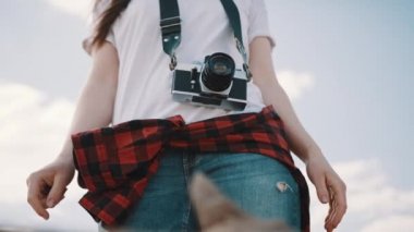 Klasik kameralı bir bayan turist. Aşk açısı yok, yüz fotoğrafı yok.