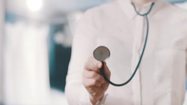  Doktor eli, steteskop tutuyor. Çevrimiçi sağlık danışmanlık kavramı