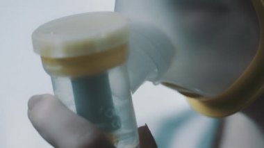 Varşova, Polonya 04.04.2020 Tıbbi nebulizatör, astım spreyi ve oksijen maskesi kullanan kişi. Nefes almakta zorlanıyorum.