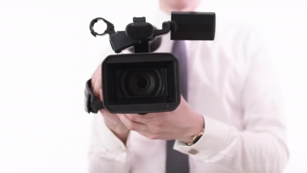 Nahaufnahme auf dem Kameraobjektiv beim Heranzoomen — Stockvideo