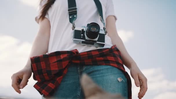 Vrouwelijke toerist met wintagecamera. Lov hoek geen gezicht schot — Stockvideo