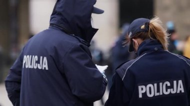 Varşova, Polonya 04.15.2020 - Girişimcilerin protestosu, sokağa çıkma yasağı saatlerinde Varşova 'da yüzleri maskeli birçok polis memuru