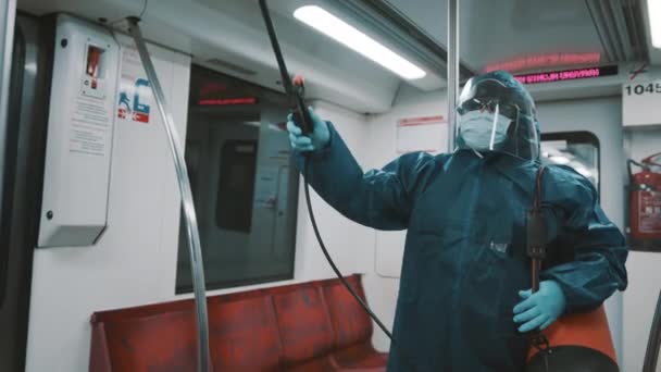 Varsovia, Polonia 04.25.2020. Limpieza y desinfección en tren, epidemia de coronavirus. Prevención de infecciones — Vídeo de stock