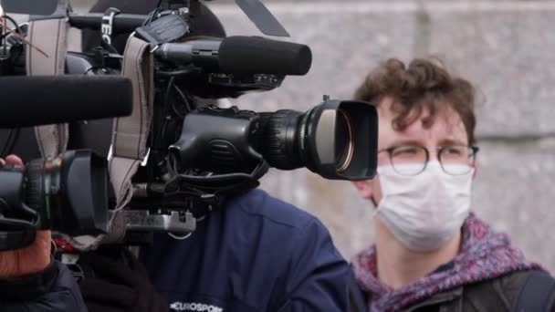 Varsovia, Polonia 04.15.2020 - Protesta de empresarios, camarógrafos grabando la protesta. Joirnalistas reportando la protesta organizada por Pawel Tanajno, Plac Defilad — Vídeos de Stock