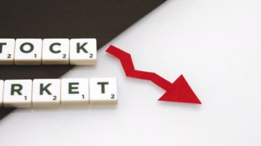 Varşova, Polonya 04.01.2020 Borsa Çöküşü. Aşağıdaki kırmızı ok ve harf karoları