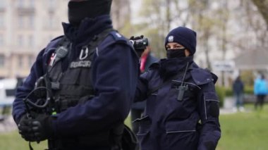 Varşova, Polonya 04.15.2020 - Girişimcilerin protestosu, elinde kamera tutan kadın polis memuru ve Pawel Tanajno tarafından düzenlenen kayıt protestosu