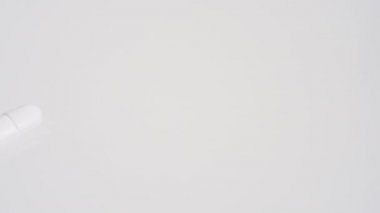 Kapalı, beyaz arka planda üç beyaz hap, ilaç izole.