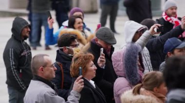 Varşova, Polonya 04.15.2020 - Sokağa çıkma yasağının ortasında Plac Defilad 'da küçük otobüs sahiplerinin organize protestosu. Akıllı telefonlardan kalabalık konuşma kaydı