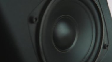 Alt hoparlörü hareket ettirin. Sözcü kısmı. Siyah zar. Ses dalgaları