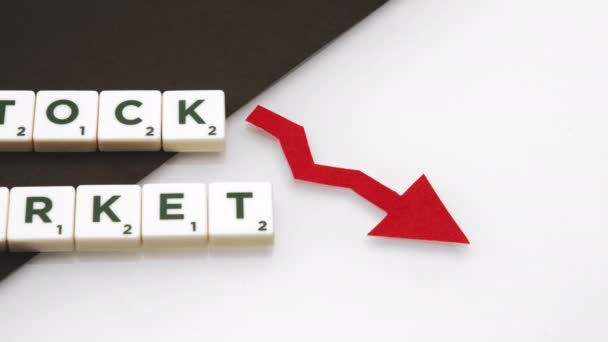 Varšava, Polsko 04.01.2020 Koncepce krachu akciového trhu. Červená šipka dolů a dlaždice písmen — Stock video