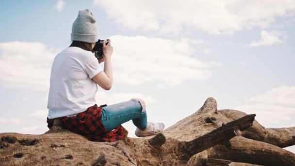 Giovane hipster donna utilizzando fotocamera vintage per fotografare il paesaggio — Video Stock
