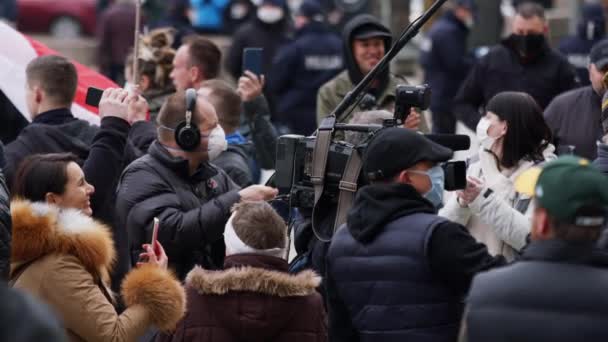 Warszawa, Polen 04.15.2020. Plac Defilad, Strejk av småföretagare organiseras av Pawel Tanajno. Demonstranter apllauding och kameraman inspelning händelsen — Stockvideo