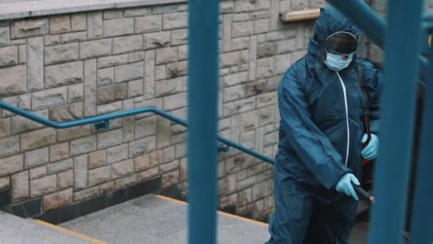 街を消毒する保護服を着たアフリカ人男性 — ストック動画