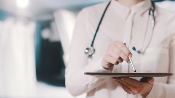 Salud y tecnología. Médico trabajando en tableta digital en el hospital — Vídeo de stock