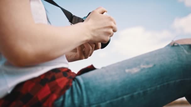 年轻的嬉皮士女人用老式相机拍摄风景 — 图库视频影像