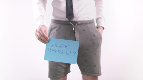 Trabaja remotamente. Hombre en pantalones cortos y camisa asesorando para el trabajo remoto — Vídeos de Stock