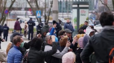 Varşova, Polonya 04.15.2020 - Sokağa çıkma yasağının ortasında Plac Defilad 'da küçük otobüs sahiplerinin organize protestosu. Akıllı telefonlardan kalabalık konuşma kaydı