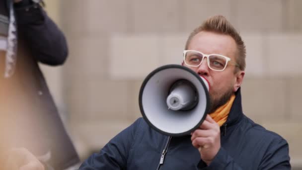 Varsovia, Polonia 04.15.2020 - Pawel Tanajno, candidato a la presidencia, discurso con altavoz, protesta organizada de los empresarios contra el partido Pis en medio del toque de queda — Vídeo de stock