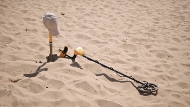 모래에서 잃어버린 귀금속을 탐지하고 파내는 도구들. 삽에 있는 모자 — 비디오