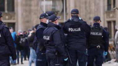 Varşova, Polonya 04.15.2020 - Girişimcilerin protestosu, sokağa çıkma yasağı saatlerinde maskeli ve kameralı birçok polis memuru Varşova sokaklarında